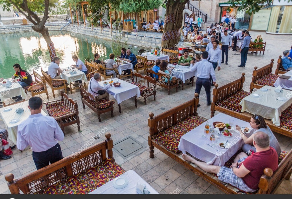 Terrazza all'aperto della storica choyxona uzbeka vicino all'acqua
